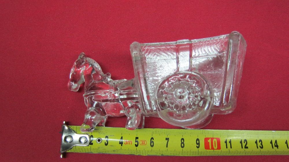 Sticla presata,veche.caruta cu cal.