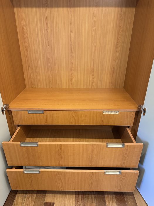 Продавам гардероб МДФ с боя мат и интериор естествен фурнир