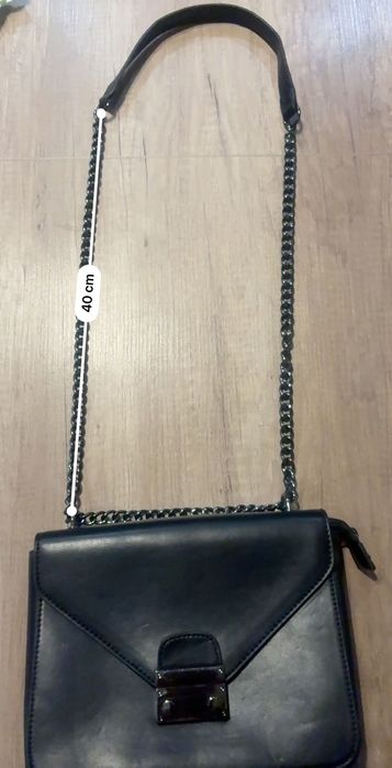 Малка черна чанта