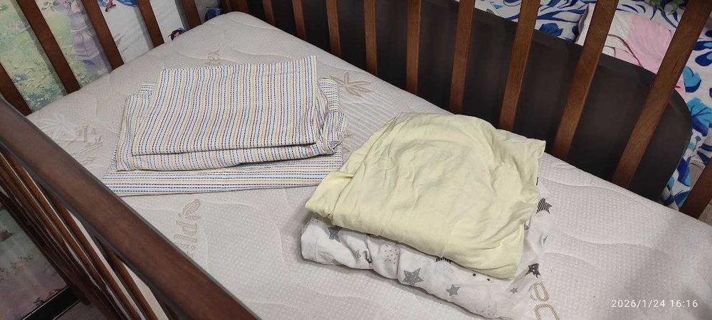 Детская кроватка с матрасами.