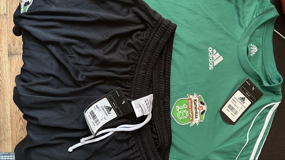 Продавам нов футболен комплект “Adidas” - тениска и къси гащи, с логото на “Каменица”