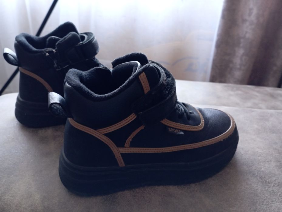 Продам детскую обувь