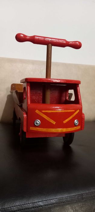 Mașinuță veche din lemn