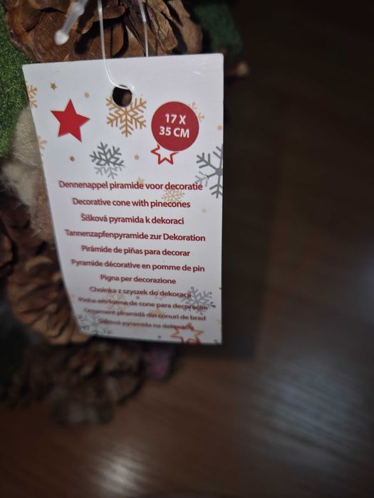 Малка коледна елхичка от шишарки