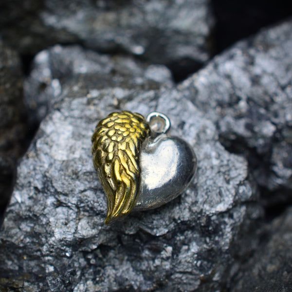 Сребърен медальон 925 „Ангелско сърце“ – символ на обич и закрила