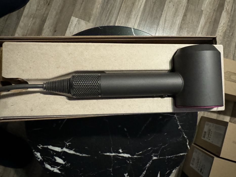 Feon Dyson Fuchsia si Roz