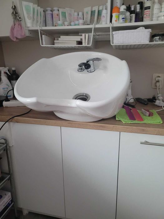 Професионален умивалник за  фризьорски салон.