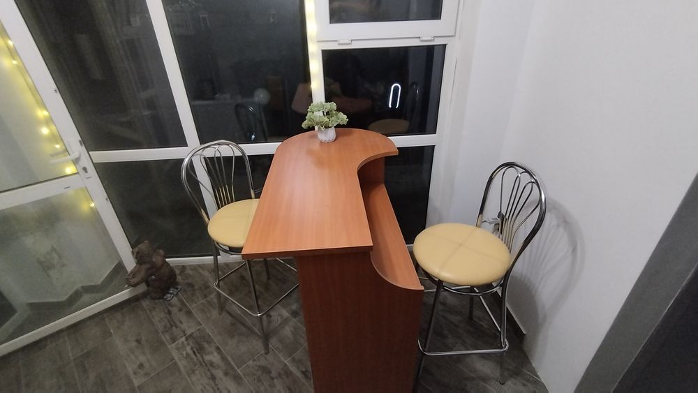 Masa  bar solida , puțin folosită