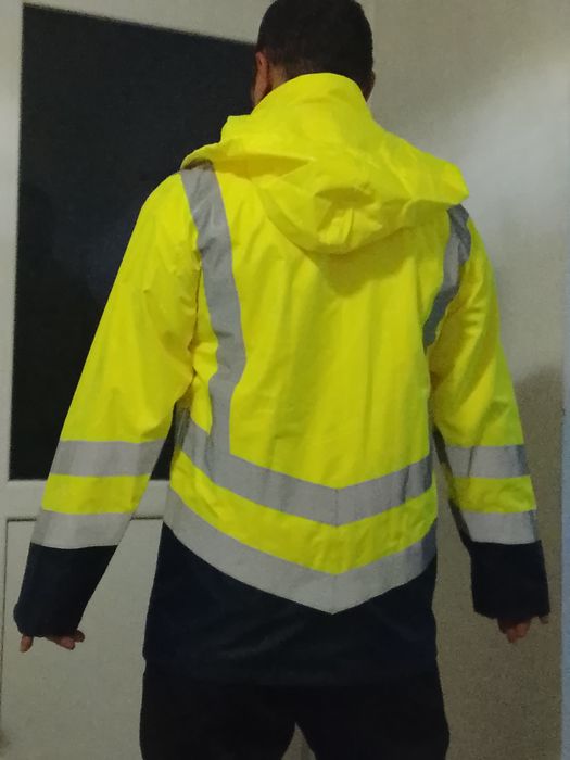 Vând geaca noua cu eticheta