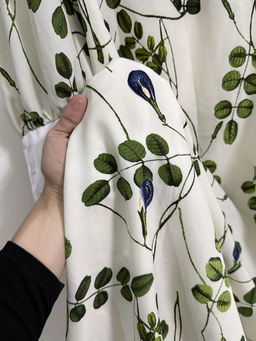 Платье светлого оттенка с растительным принтом