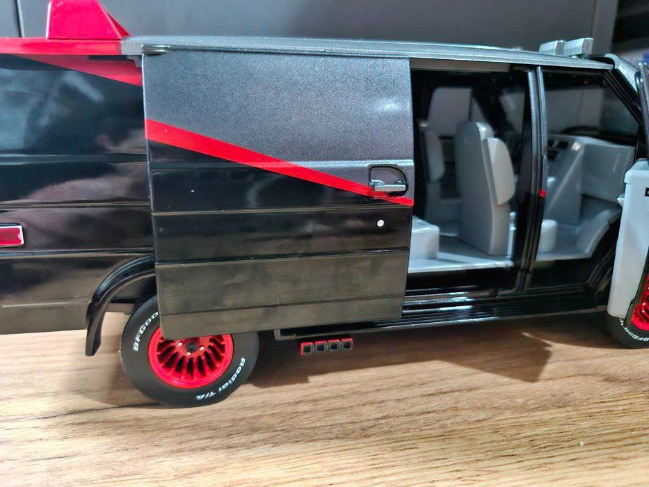 Коллекционная модель 1 -18 GMC 1983 год