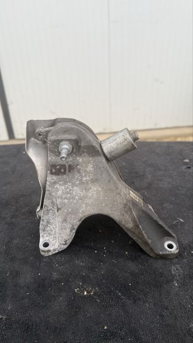 Дясна лапа двигател b58 БМВ F22 F23 F30 F32 F33 F34 F36 B58