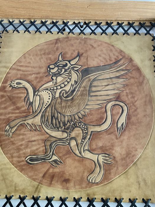 Сувениры, пано из кожи и дерева