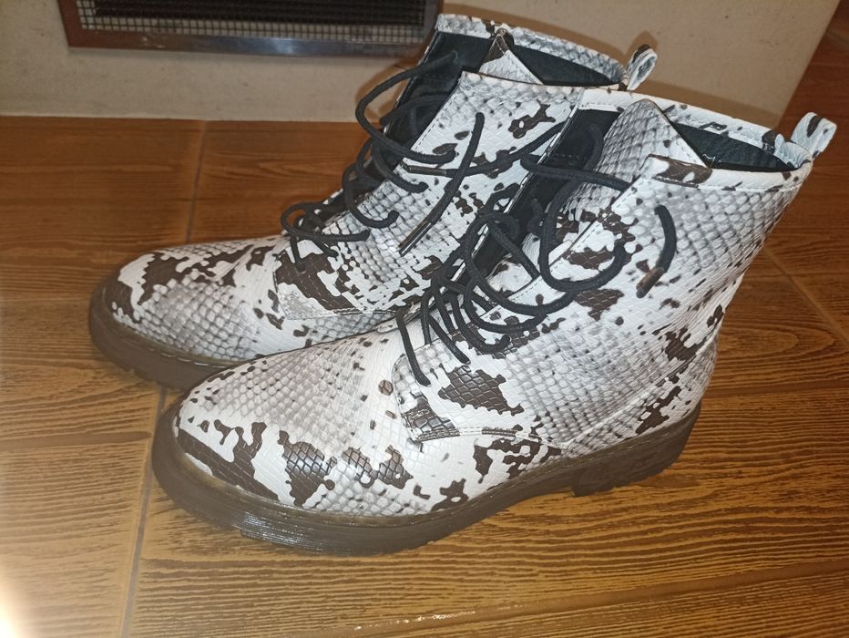 Дамски боти с връзки