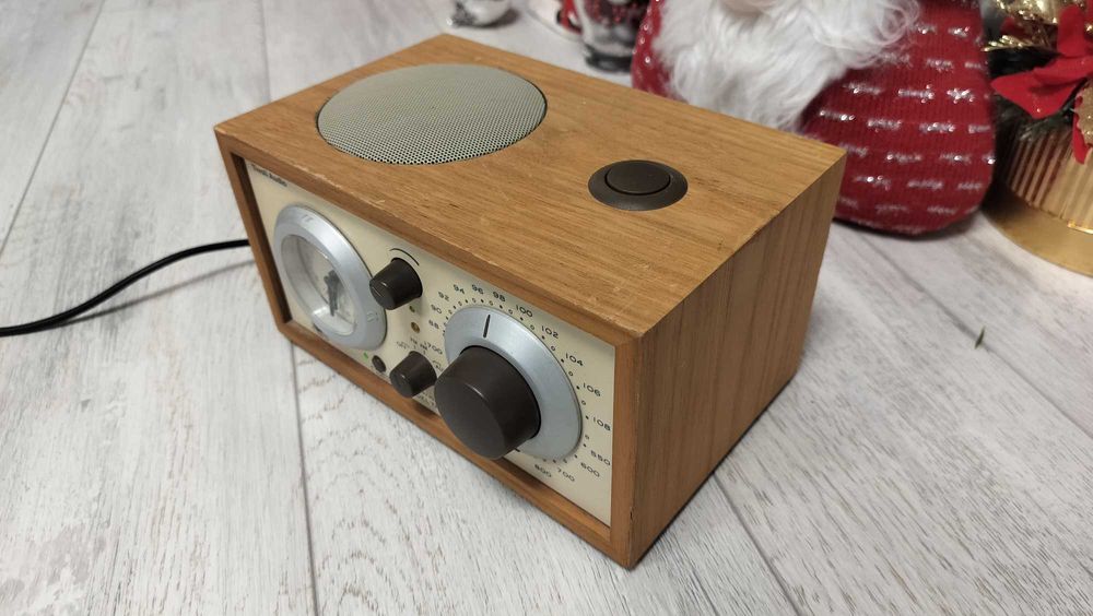 Aparat de Radio Tivoli Audio Model Three  AM/FM/AUX Clock Radio