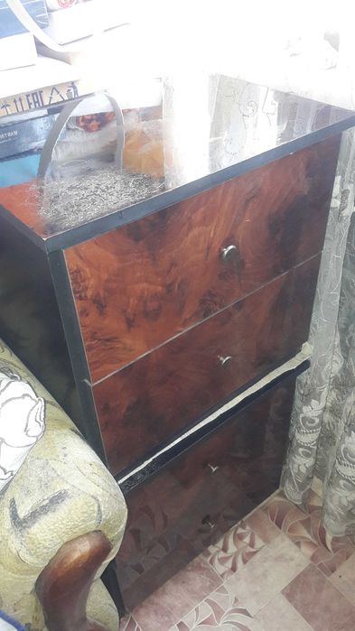 Продам 2 тумбочки . лакированные