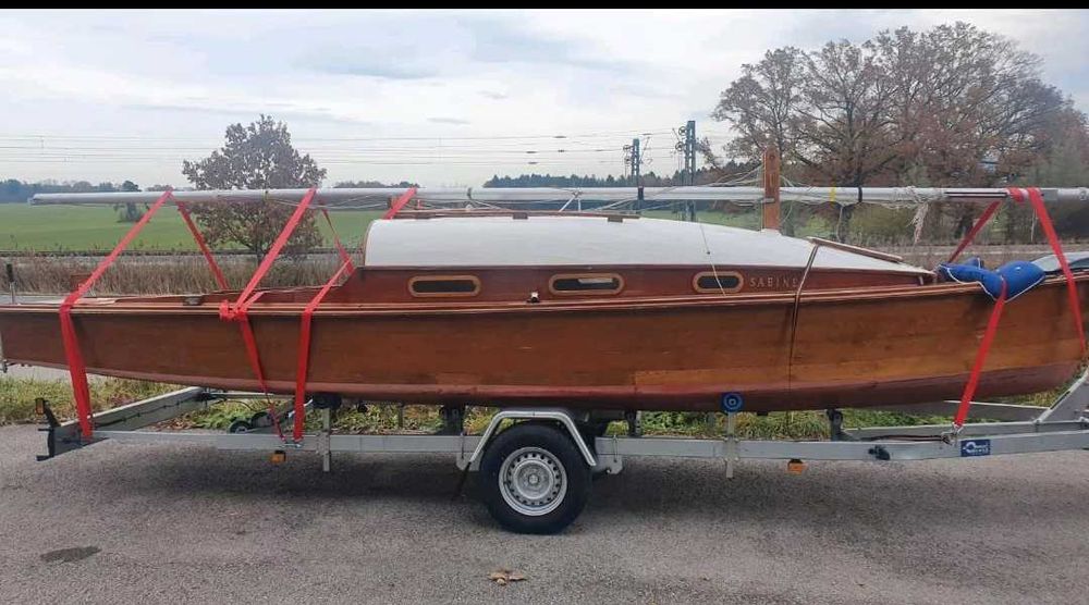 Vând barca 7m cu catarg, motor electric și pompa scoatere apa,solar