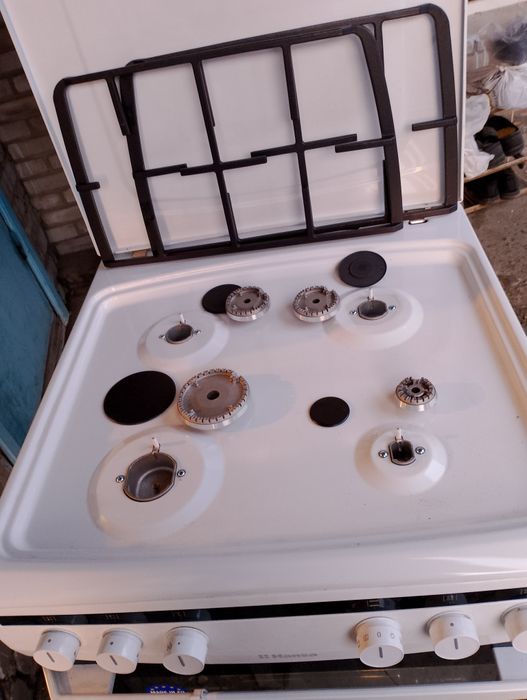 Продам газовую плиту Hansa