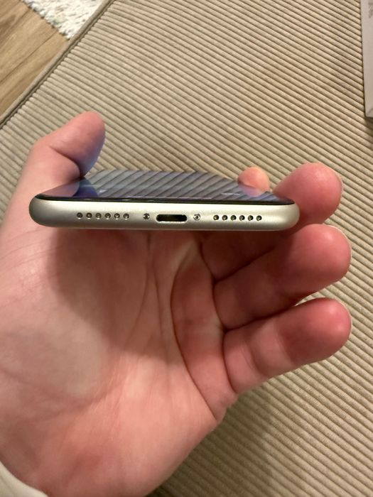 iPhone 11 бял - без забележки, 64 gb - пълен комплект - батерия 79%