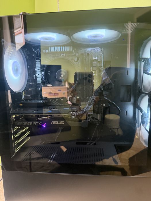 Геймърски компютър с периферия