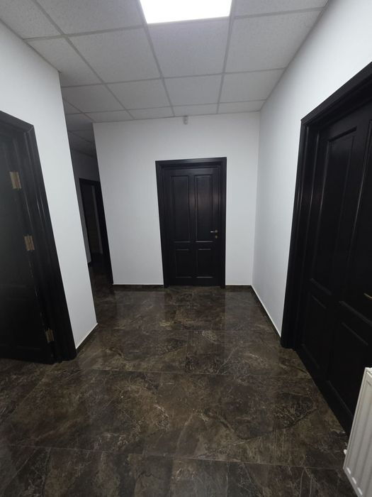 Închiriez spațiu Central 300 mp, ideal pentru cabinete medicale.
