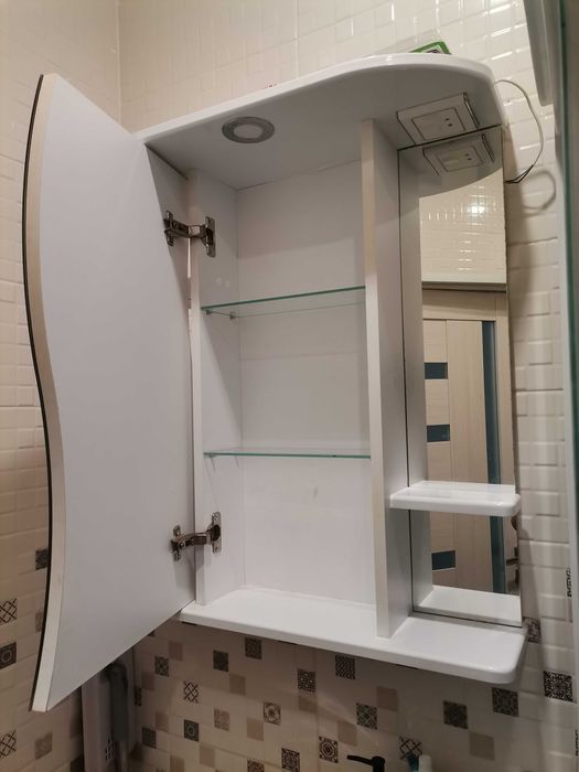 Продам зеркало со шкафом для ванной