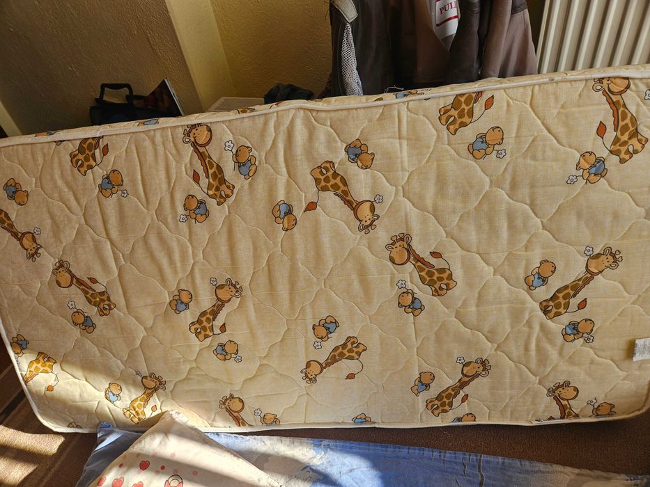 Продавам сгъваема кошара,два матрака,възглавница и олекотена завивка