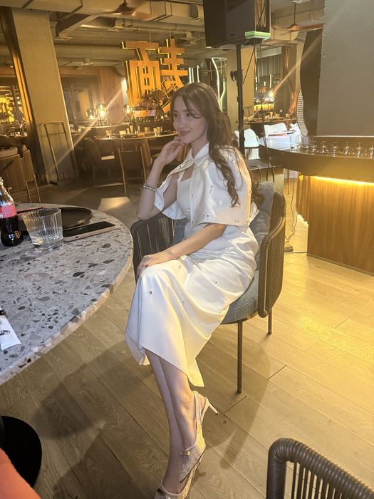 Платье с кейпом с тразами