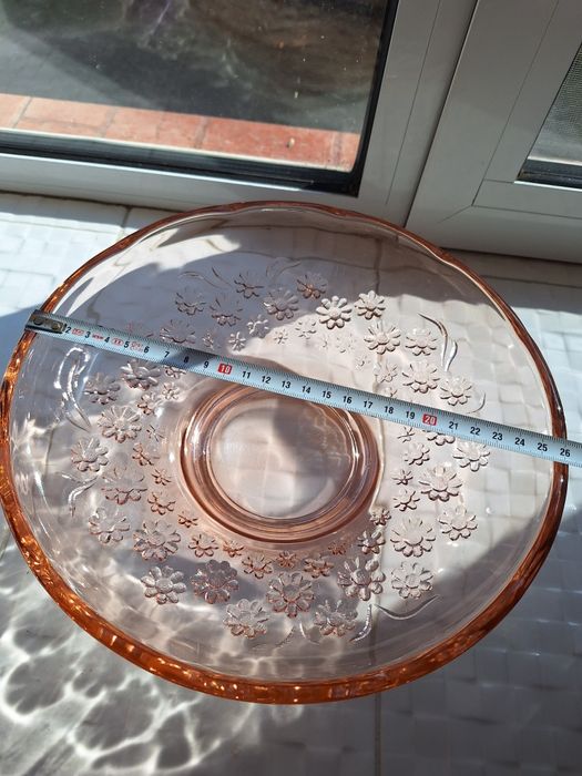 Красива,стъклена фруктиера.