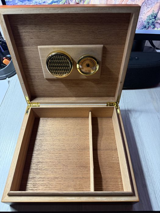 Хьюмидор из Кедрового дерева с гигрометром и увлажнит-м.