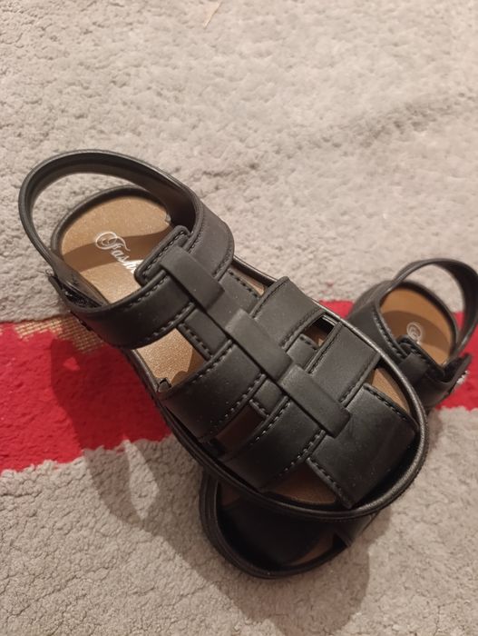 Продам сандали новые