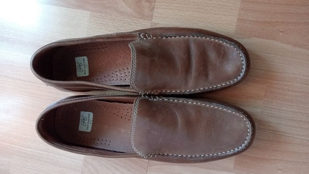 Mocasini din piele naturala.