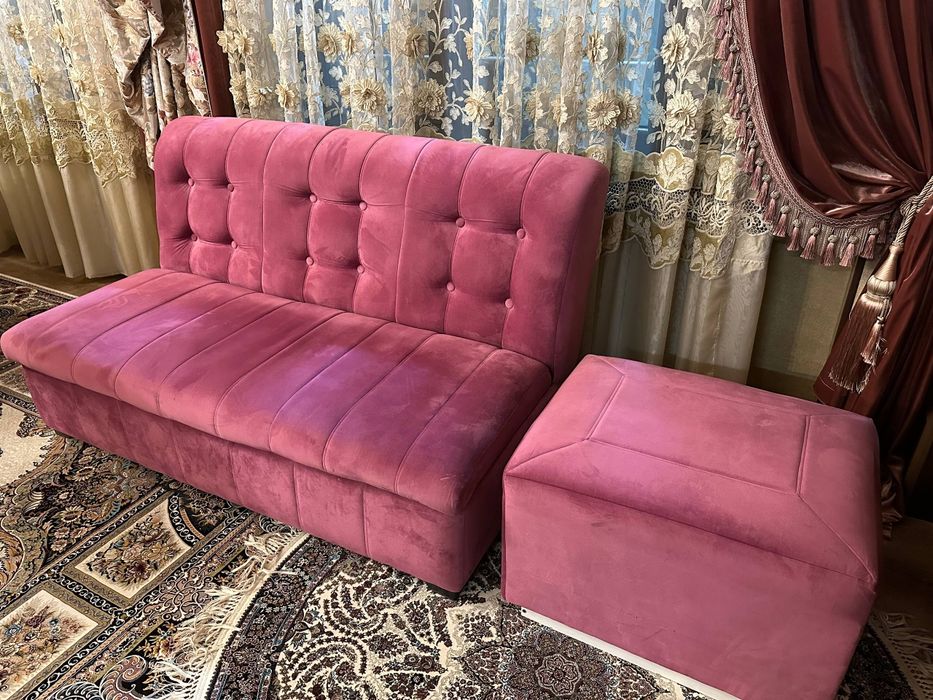 Диван с пуфиком.