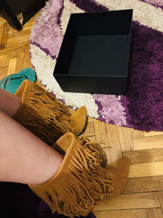 Botine din piele intoarsa cu franjuri in stare excelenta