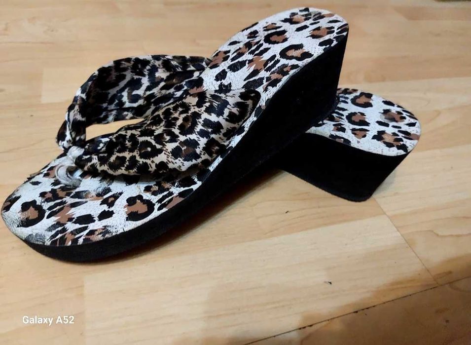 Продавам нови дамски сандали ,обувки и ботуши големи номера