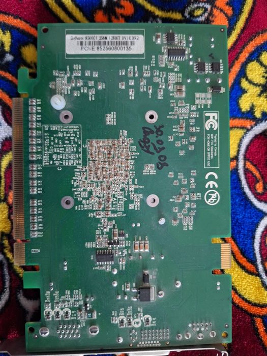 Видеокарта RTX GeForce 8500T и плажки памяти 1 и 1 GB