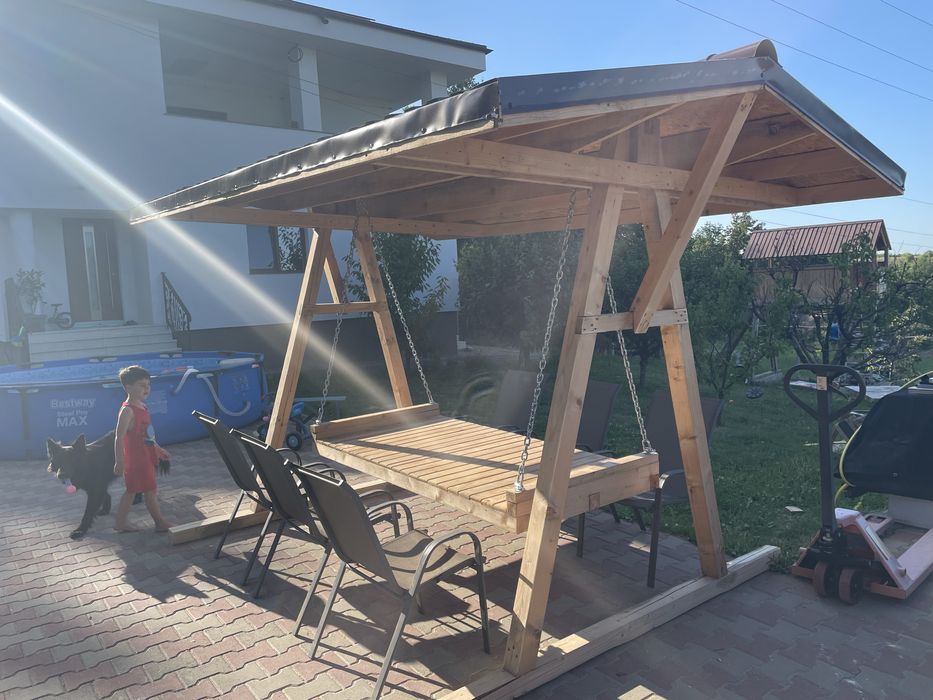 Foișor din lemn 4×2,5 m cu pat‑leagăn transformabil în masă 2×1 m