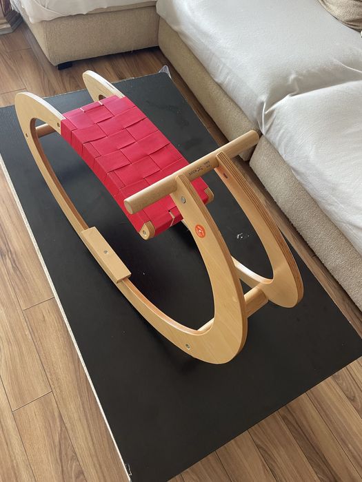 Balansoar rosu pentru copii