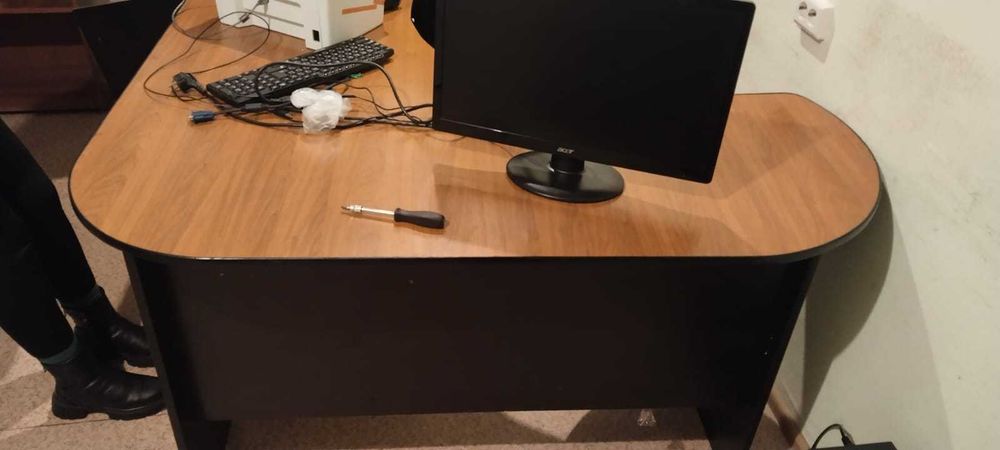 Продам столы офисные