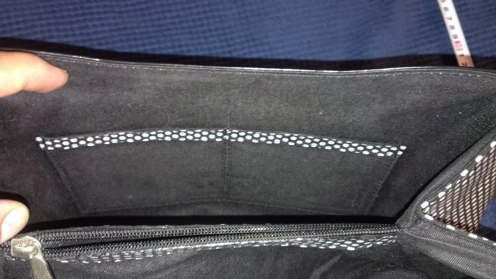 Дамска кожена чанта на черни и бели точки