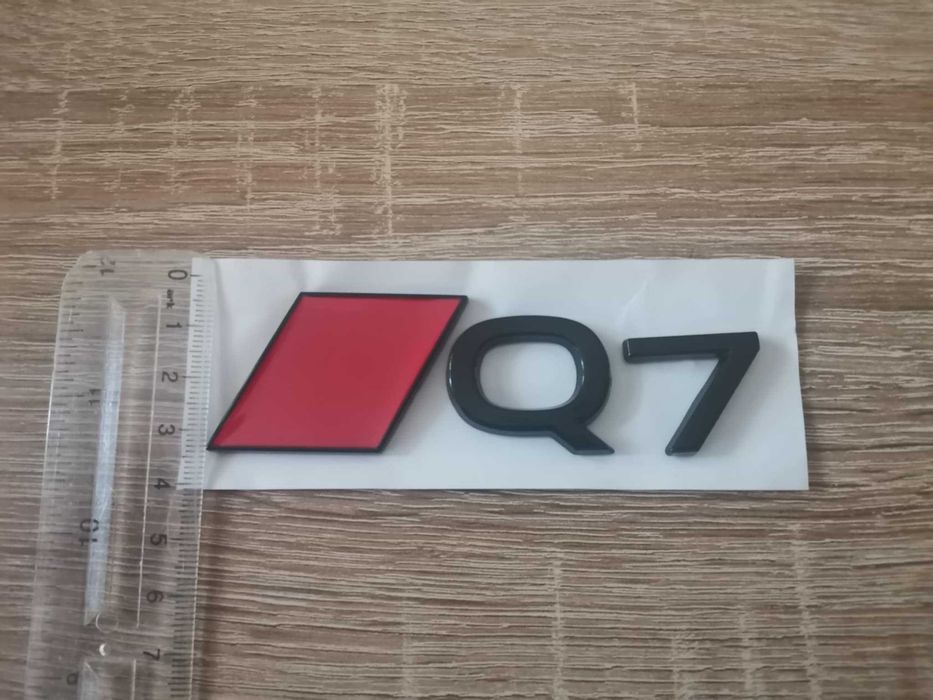емблема Audi Q7 нов стил черено с червено
