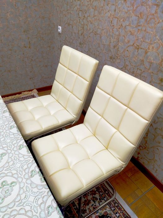 Комплект стульев и стол