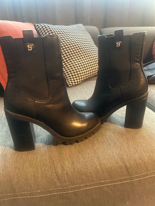 Елегантни дамски боти