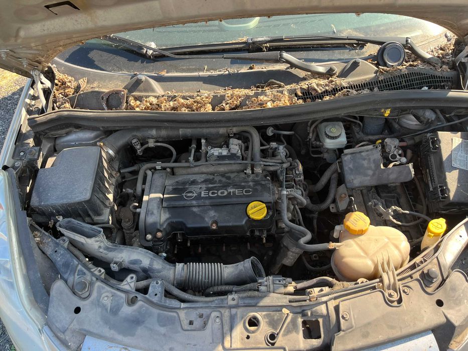 Dezmembrez Opel Corsa D 1,4 benzina gri argintiu 4 usi 2007
