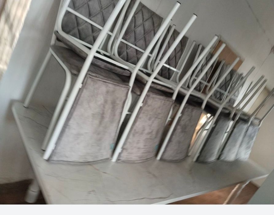 Стол стулья совсем новый