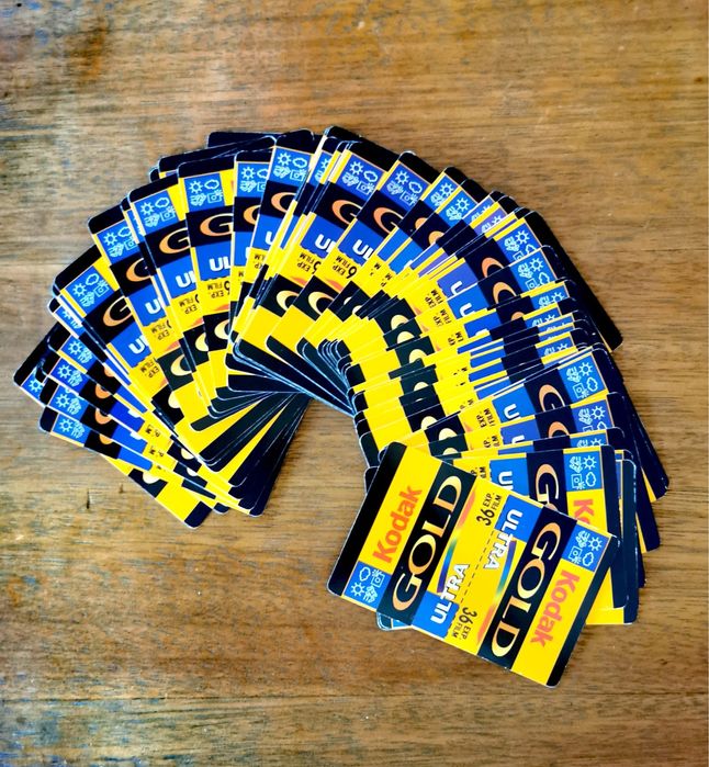 Антикварна дървена кутия с месингов обков с две тестета карти