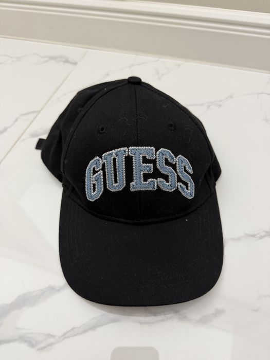 Дамска шапка guess
