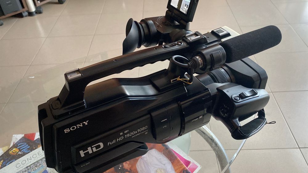 видеокамера Sony HXR-MC2500