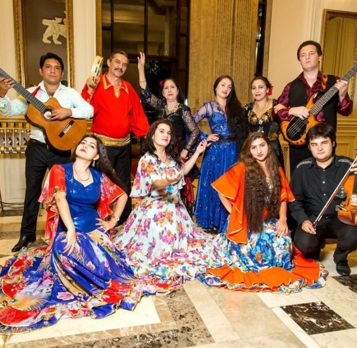 очи черные цыганский ансамбль. европейские цыгане. цыганские музыканты. Hermann kern картины. музыканты цыган сцена.