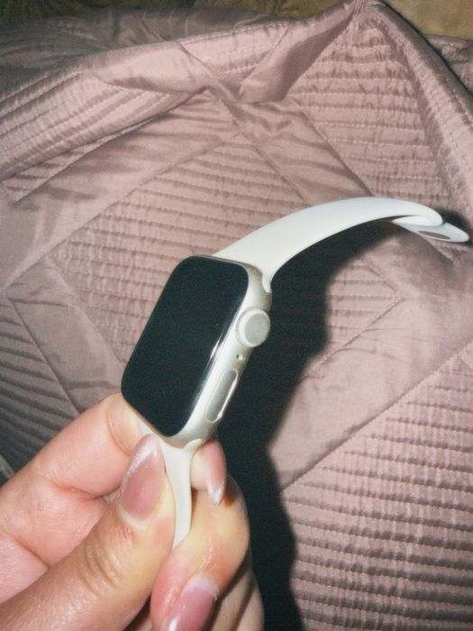 Продам Apple Watch SE 40 мм.